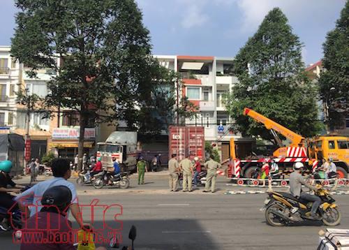Xe container đâm vào nhà dân sau khi ‘cày nát' dải phân cách ảnh 2