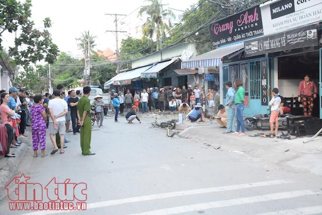 Xe bán tải đâm hàng loạt xe máy, một phụ nữ tử vong ảnh 1