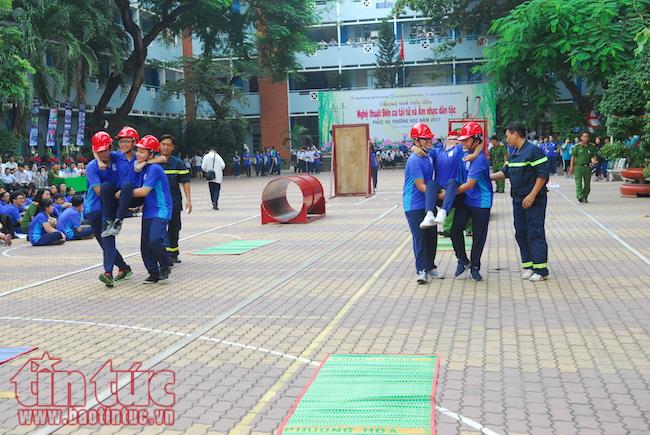 Hàng trăm em học sinh học cách thoát hiểm, sơ cứu người khi xảy ra cháy nổ ảnh 5