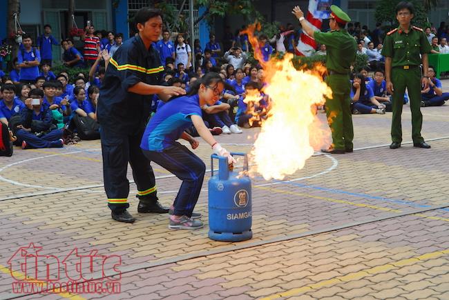 Hàng trăm em học sinh học cách thoát hiểm, sơ cứu người khi xảy ra cháy nổ ảnh 6