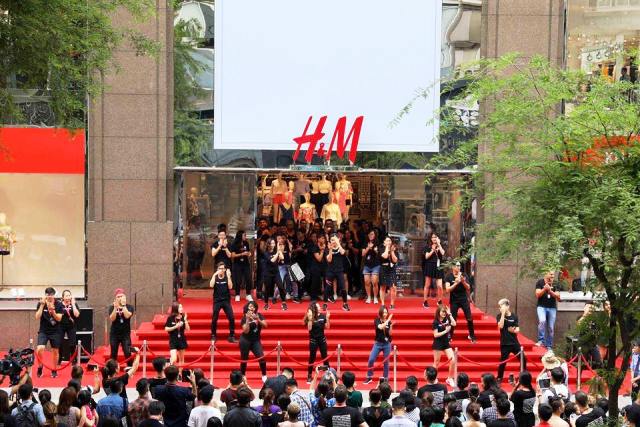 H&M, Zara đổ bộ, thời trang hàng hiệu có bùng nổ? ảnh 1