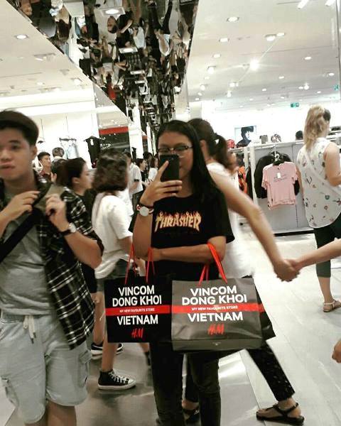 H&M, Zara đổ bộ, thời trang hàng hiệu có bùng nổ? ảnh 2