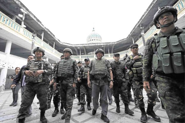Tổng thống Philippines trần tình lí do mặc quân phục đi bốt vào nhà thờ ảnh 1