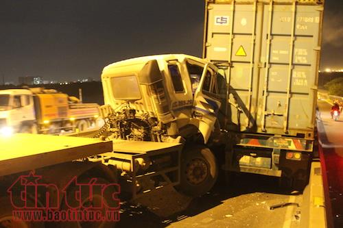 3 xe container đâm liên hoàn trên cầu Phú Mỹ ảnh 1