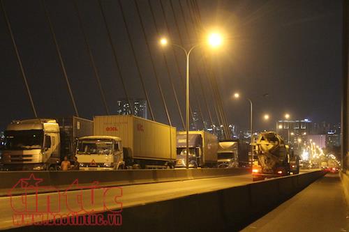 3 xe container đâm liên hoàn trên cầu Phú Mỹ ảnh 2