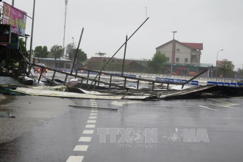 Phó Thủ tướng Trịnh Đình Dũng thị sát Hà Tĩnh ứng phó với hoàn lưu bão ảnh 2