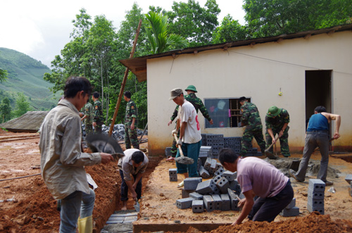 Biên phòng Lào Cai giúp dân xây dựng nông thôn mới