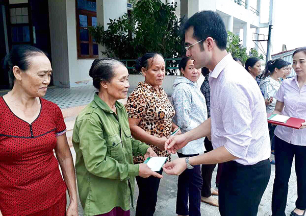 NHCSXH thăm hỏi, tặng quà người dân tỉnh Quảng Bình bị ảnh hưởng bão số 10 ảnh 1