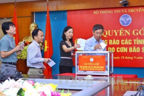 Bộ Thông tin và Truyền thông quyên góp ủng hộ đồng bào bị thiệt hại do bão số 10 ảnh 2