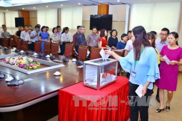 Bộ Thông tin và Truyền thông quyên góp ủng hộ đồng bào bị thiệt hại do bão số 10 ảnh 3