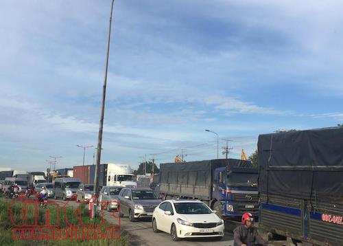 Xe container đâm xe ô tô 4 chỗ lật ‘chổng vó’ ảnh 2