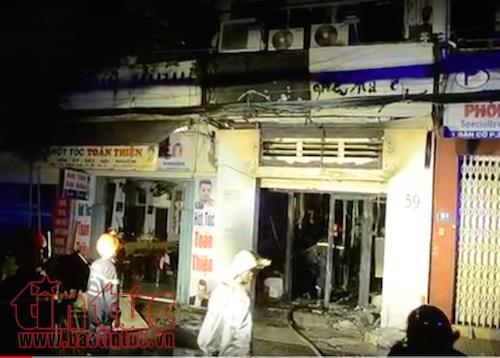 Lửa thiêu rụi cửa hàng túi xách giữa đêm khuya ảnh 2