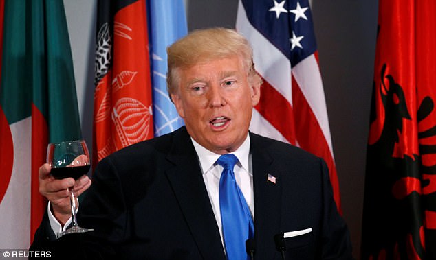 Bí ẩn ly rượu vang Tổng thống Trump nhấp môi trong bữa trưa LHQ ảnh 1