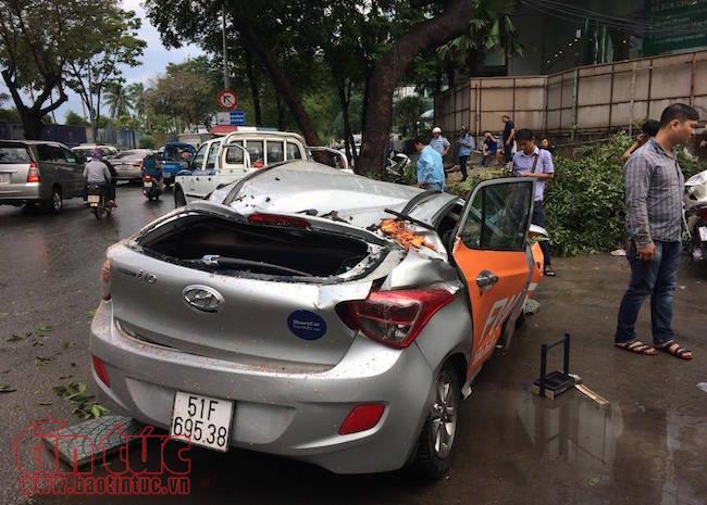 Cây đổ đè ô tô bẹp dúm trong cơn mưa lớn, một người bị thương ảnh 2