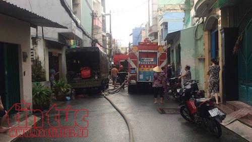 Nhà dân bốc cháy vì sét đánh trúng cột điện ảnh 2