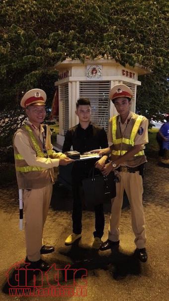 Cảnh sát giao thông trao trả lại túi xách có kim cương cho người bị mất ảnh 2