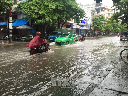 Áp thấp nhiệt đới vào vùng biển Quảng Ninh, Hải Phòng, gây mưa lớn toàn miền Bắc ảnh 1