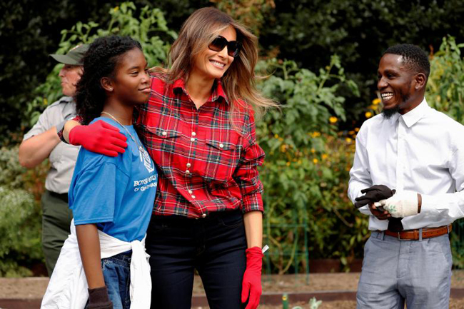 Đệ nhất phu nhân Melania Trump xắn tay làm vườn 'di sản' của bà Obama ảnh 1