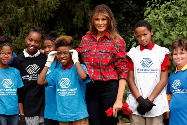 Đệ nhất phu nhân Melania Trump xắn tay làm vườn 'di sản' của bà Obama ảnh 11