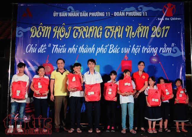 Tết Trung thu đến sớm với trẻ em có hoàn cảnh khó khăn ảnh 10