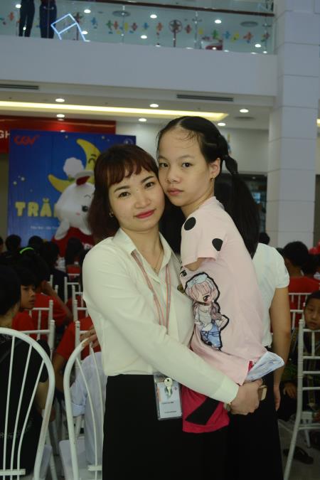 Gần 1.000 trẻ em khuyết tật và có hoàn cảnh khó khăn vui trung thu ‘Trăng cười 2017’ ảnh 3