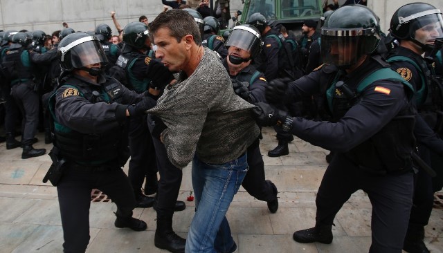 Cảnh hỗn loạn tại Catalonia khi cảnh sát đụng độ với người biểu tình ảnh 3
