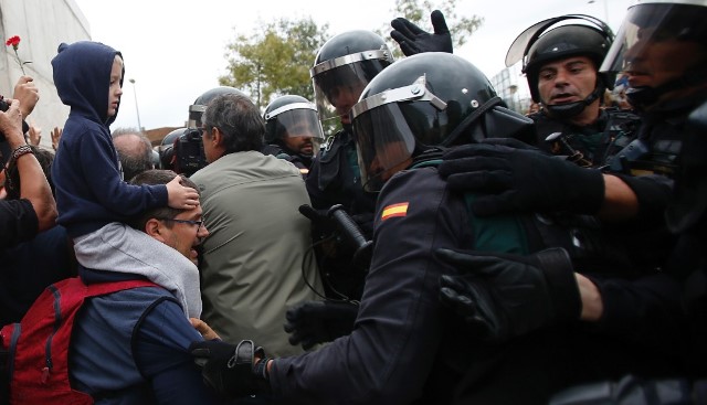Cảnh hỗn loạn tại Catalonia khi cảnh sát đụng độ với người biểu tình ảnh 6