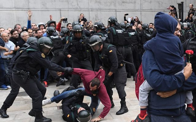 Cảnh hỗn loạn tại Catalonia khi cảnh sát đụng độ với người biểu tình ảnh 5