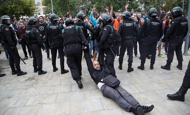 Cảnh hỗn loạn tại Catalonia khi cảnh sát đụng độ với người biểu tình ảnh 7