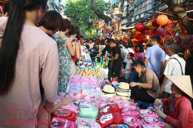 Biển người đón Trung Thu sớm trên phố Hàng Mã ảnh 3