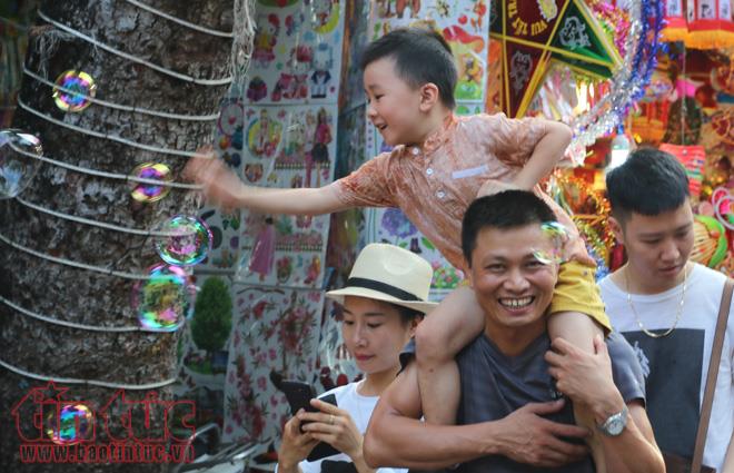 Biển người đón Trung Thu sớm trên phố Hàng Mã ảnh 5