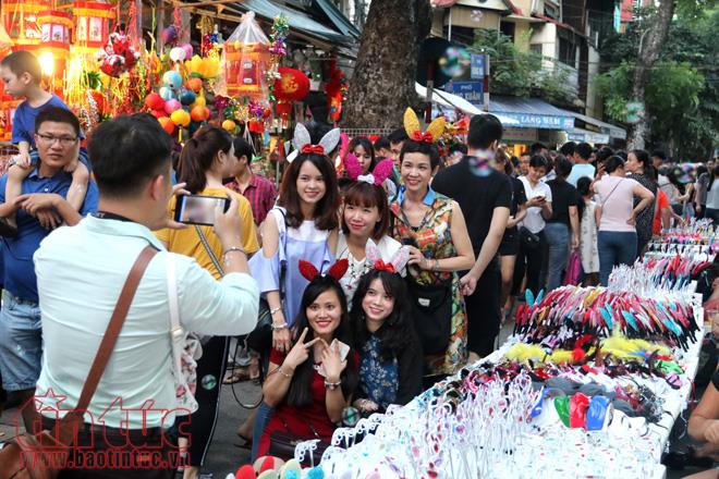 Biển người đón Trung Thu sớm trên phố Hàng Mã ảnh 7