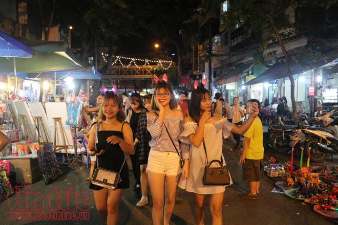 Biển người đón Trung Thu sớm trên phố Hàng Mã ảnh 8