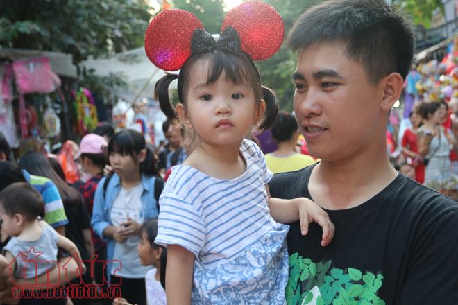 Biển người đón Trung Thu sớm trên phố Hàng Mã ảnh 10