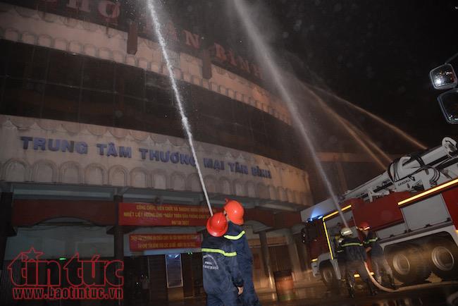 Diễn tập giải cứu hàng chục người mắc kẹt trong vụ cháy nổ lớn ở chợ Tân Bình ảnh 1