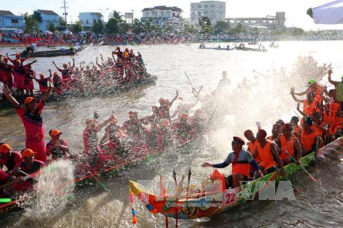 Nhiều nét mới trong Lễ hội Oóc Om Bóc - đua ghe Ngo Sóc Trăng 2017 ảnh 1
