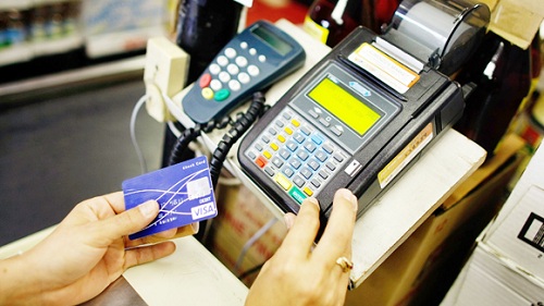 Vì sao không nên rút tiền mặt bằng thẻ Visa? ảnh 1