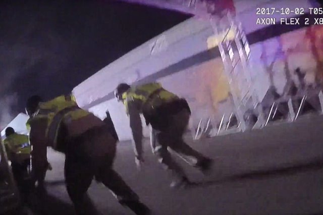 Video cảnh sát Mỹ vượt 'mưa đạn' trong vụ xả súng Las Vegas ảnh 1
