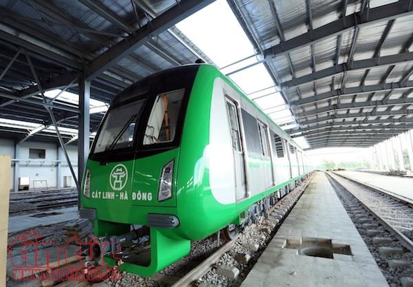 Đoàn tàu số 2 và 3 dự án đường sắt Cát Linh-Hà Đông đã tập kết an toàn về khu ga Hà Đông ảnh 1
