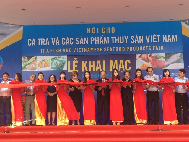 Khai mạc Hội chợ cá tra lần đầu tiên tại Hà Nội ảnh 1
