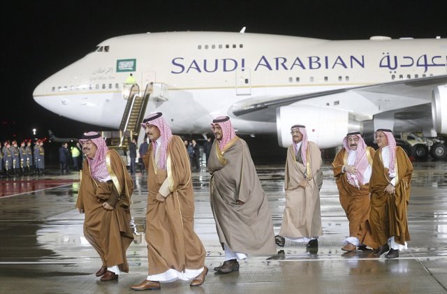 Đoàn tùy tùng hùng hậu hộ tống Quốc vương Saudi Arabia thăm Nga ảnh 2