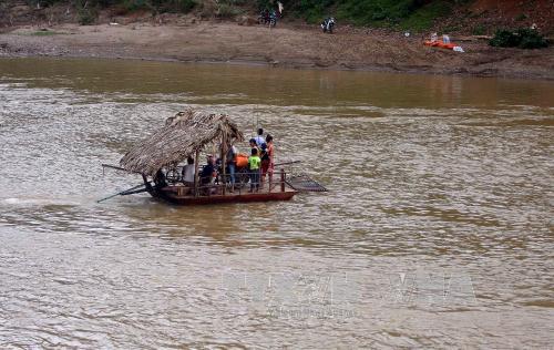 Vượt suối bằng bè tự chế, người dân Mỏ Vàng mòn mỏi chờ một cây cầu ảnh 1