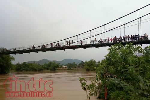 Hà Tĩnh tìm kiếm nữ nhân viên y tế nhảy cầu tự vẫn trong nước lũ ảnh 1
