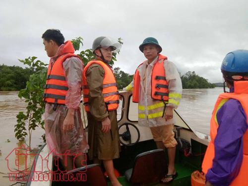 Hà Tĩnh tìm kiếm nữ nhân viên y tế nhảy cầu tự vẫn trong nước lũ ảnh 2