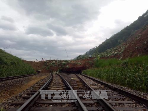 Thông tuyến đường sắt Hà Nội – Lào Cai sau sự cố sạt lở lấp tàu ảnh 1