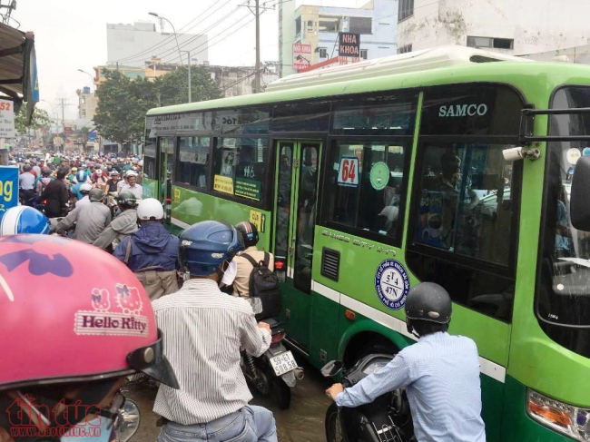 TP Hồ Chí Minh ngập nước, kẹt xe, cây đổ sau trận mưa suốt đêm ảnh 5