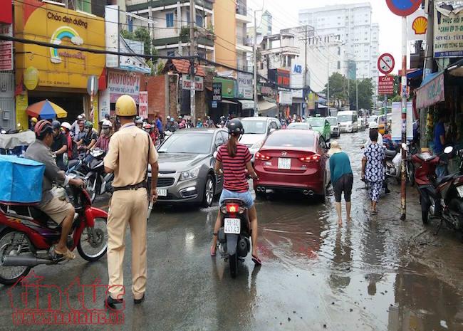 TP Hồ Chí Minh ngập nước, kẹt xe, cây đổ sau trận mưa suốt đêm ảnh 6