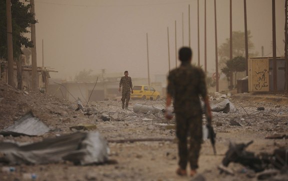 Nga tố liên quân Mỹ ném bom rải thảm vùng dân cư Raqqa ảnh 1