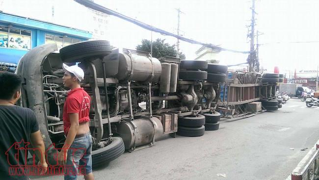 Ôm cua đâm vào dải phân cách, xe container lật ngang ảnh 1