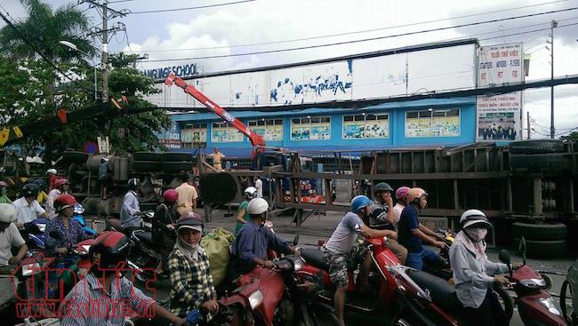 Ôm cua đâm vào dải phân cách, xe container lật ngang ảnh 3